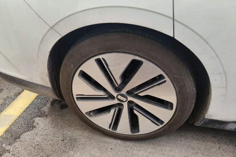 Used Geely Galaxy E8 2024 550 km Range Rear-Drive MAX Right Rear Wheel Hub