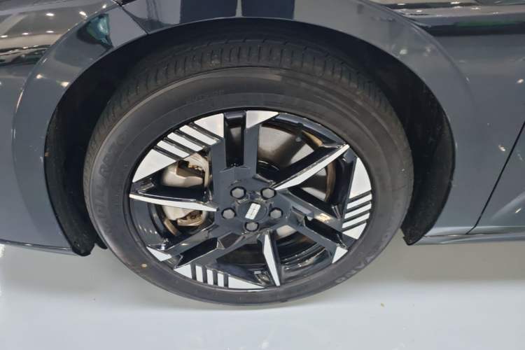 Used Geely Galaxy E8 2024 550 km Range Rear-Wheel-Drive PRO Left Front Wheel Hub