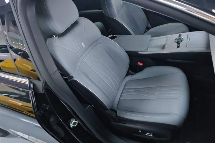 Used Geely Galaxy E8 2024 550 km Range Rear-Wheel-Drive PRO Right Front Seat