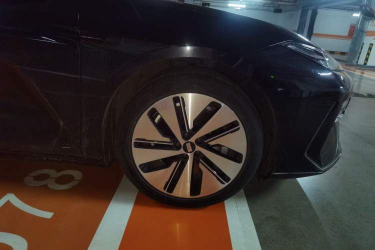 Used Geely Galaxy E8 2024 550 km Range Rear-Drive MAX Right Front Wheel Hub