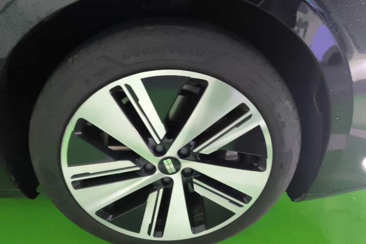 Used Geely Galaxy E8 2024 550 km Range Rear-Drive MAX Right Front Wheel Hub