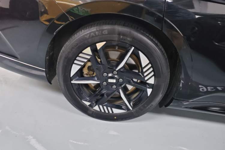 Used Geely Galaxy E8 2024 550 km Range Rear-Wheel-Drive PRO Right Rear Wheel Hub