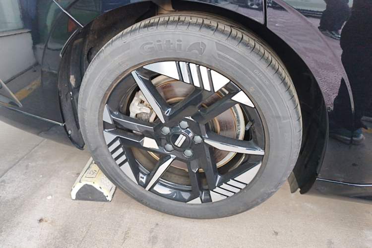 Used Geely Galaxy E8 2024 550 km Range Rear-Wheel-Drive PRO Right Rear Wheel Hub