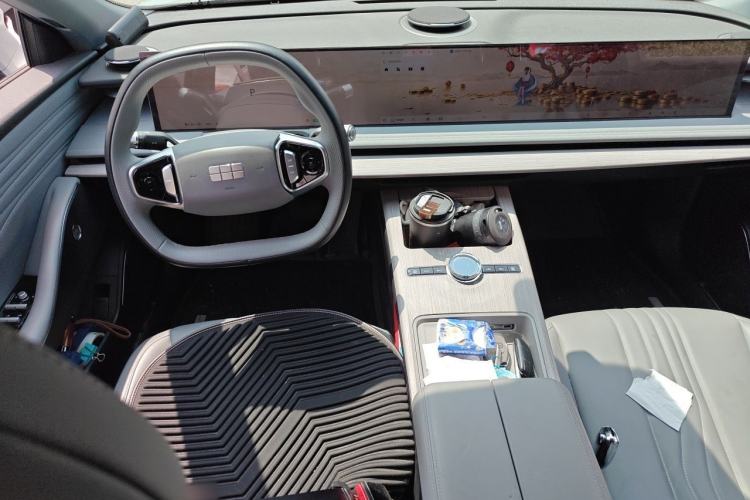 Used Geely Galaxy E8 2024 550 km Range Rear-Wheel-Drive PRO Center Console