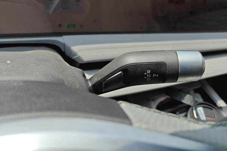 Used Geely Galaxy E8 2024 550 km Range Rear-Wheel-Drive PRO Gear Lever