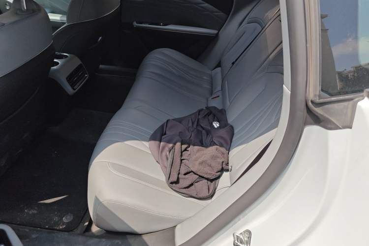 Used Geely Galaxy E8 2024 550 km Range Rear-Wheel-Drive PRO Left Rear Seat