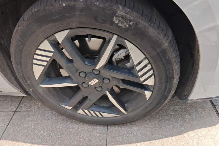 Used Geely Galaxy E8 2024 550 km Range Rear-Wheel-Drive PRO Right Front Wheel Hub