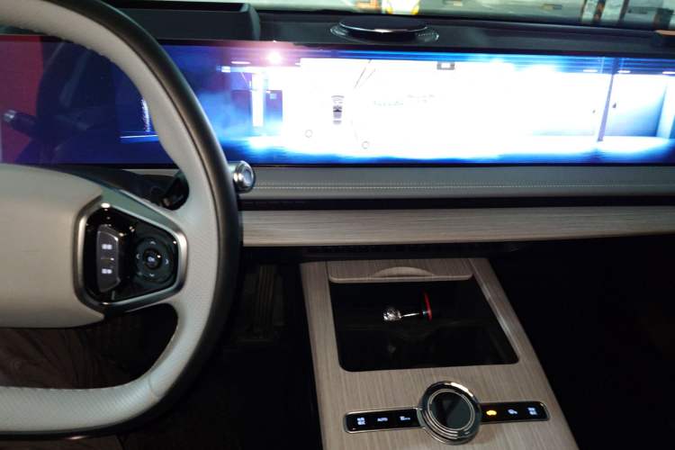 Used Geely Galaxy E8 2024 550 km Range Rear-Drive MAX Audio And AC Panel