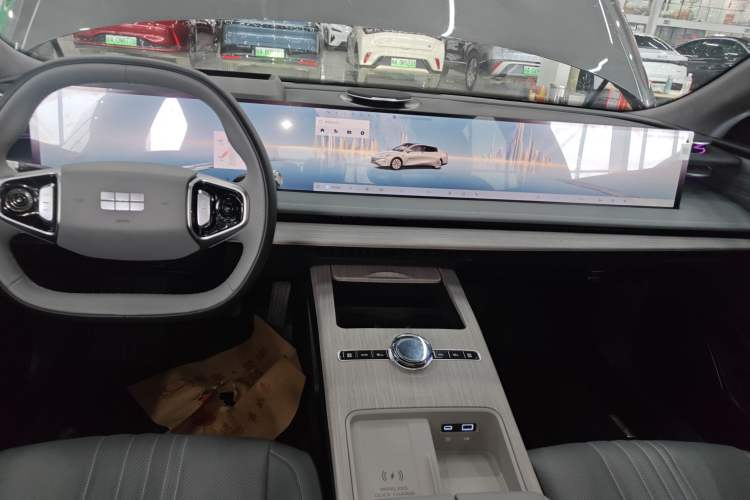 Used Geely Galaxy E8 2024 665 km Range Rear-Drive Starship Long-Range Version Audio And AC Panel