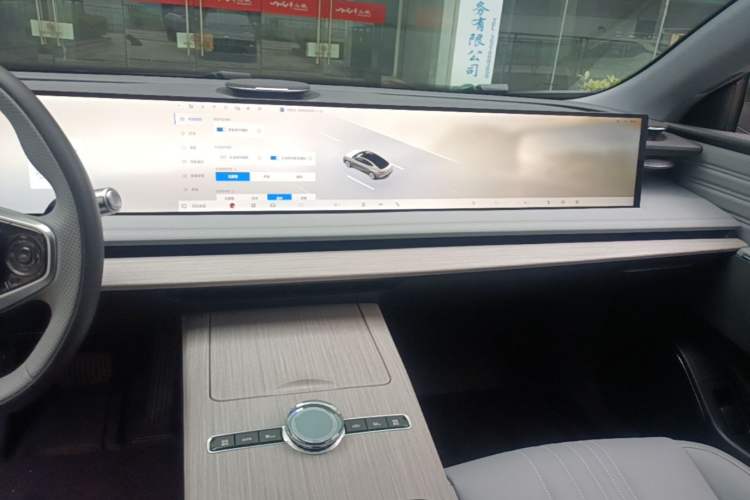 Used Geely Galaxy E8 2024 550 km Range Rear-Wheel-Drive PRO Audio And AC Panel