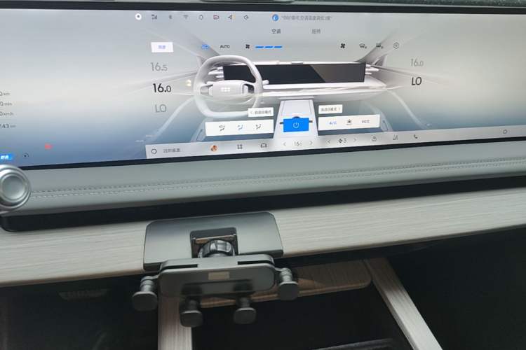 Used Geely Galaxy E8 2024 550 km Range Rear-Drive MAX Audio And AC Panel