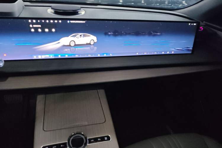 Used Geely Galaxy E8 2024 550 km Range Rear-Drive MAX Audio And AC Panel
