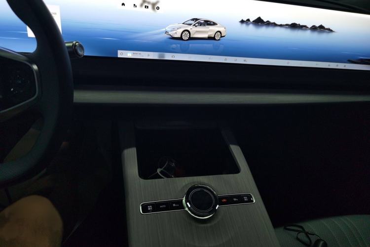 Used Geely Galaxy E8 2024 665 km Range Rear-Drive Starship Long-Range Version Audio And AC Panel