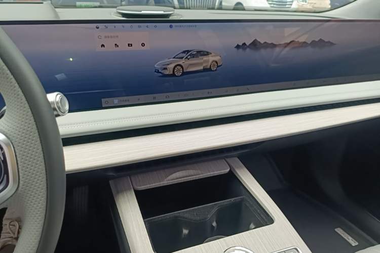 Used Geely Galaxy E8 2024 665 km Range Rear-Drive Starship Long-Range Version Audio And AC Panel