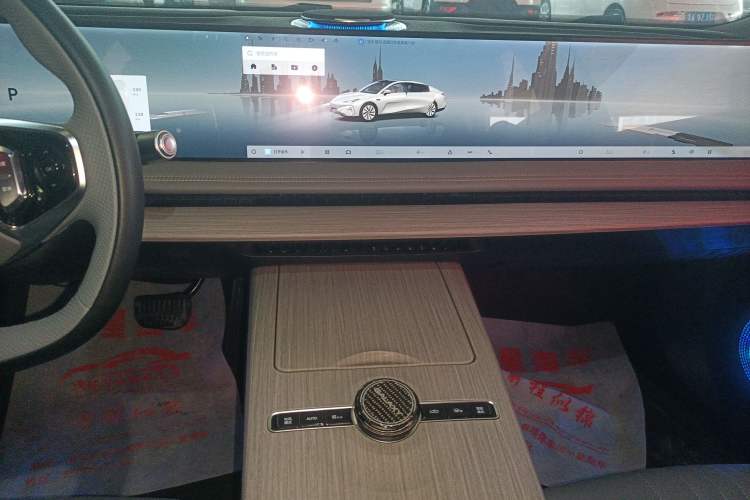 Used Geely Galaxy E8 2024 550 km Range Rear-Wheel-Drive PRO Audio And AC Panel