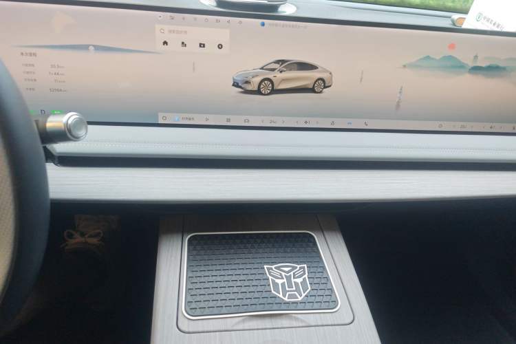 Used Geely Galaxy E8 2024 550 km Range Rear-Wheel-Drive PRO Audio And AC Panel
