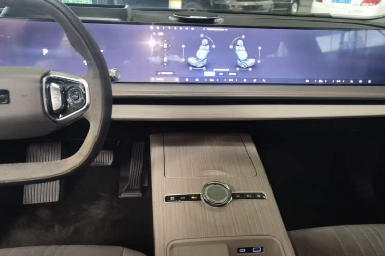 Used Geely Galaxy E8 2024 620 km All-Wheel-Drive Starship Performance Edition Audio And AC Panel