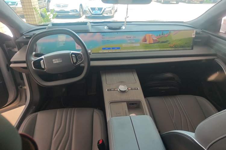 Used Geely Galaxy E8 2024 550 km Range Rear-Drive MAX Center Console