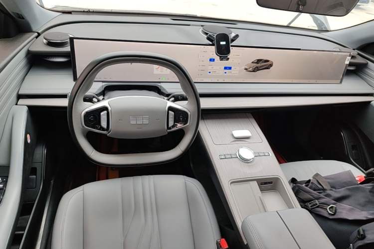 Used Geely Galaxy E8 2024 550 km Range Rear-Drive Dragon Edition Center Console