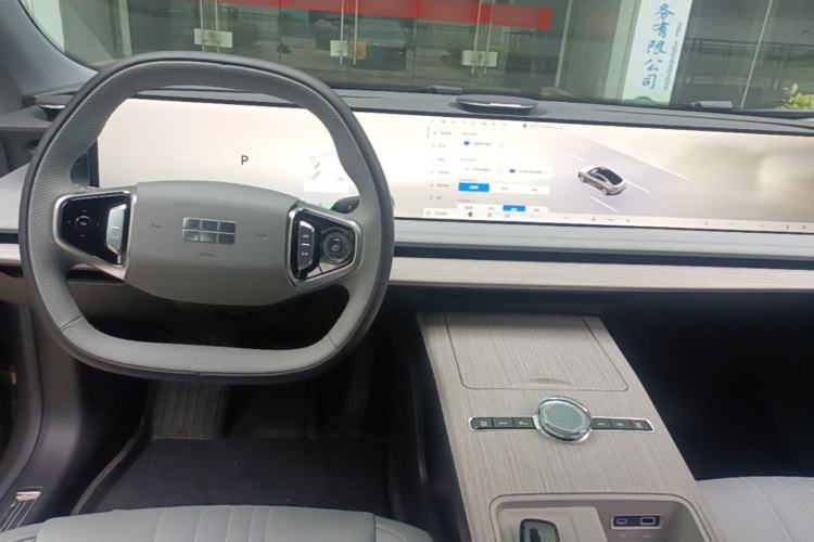 Used Geely Galaxy E8 2024 550 km Range Rear-Wheel-Drive PRO Center Console