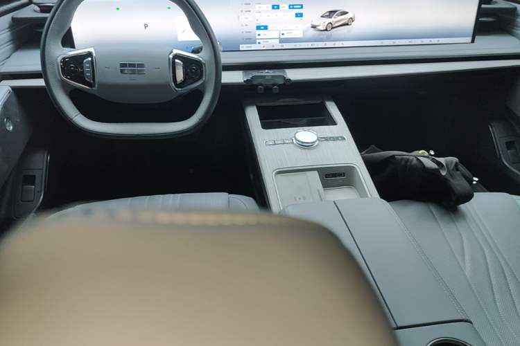 Used Geely Galaxy E8 2024 550 km Range Rear-Drive MAX Center Console