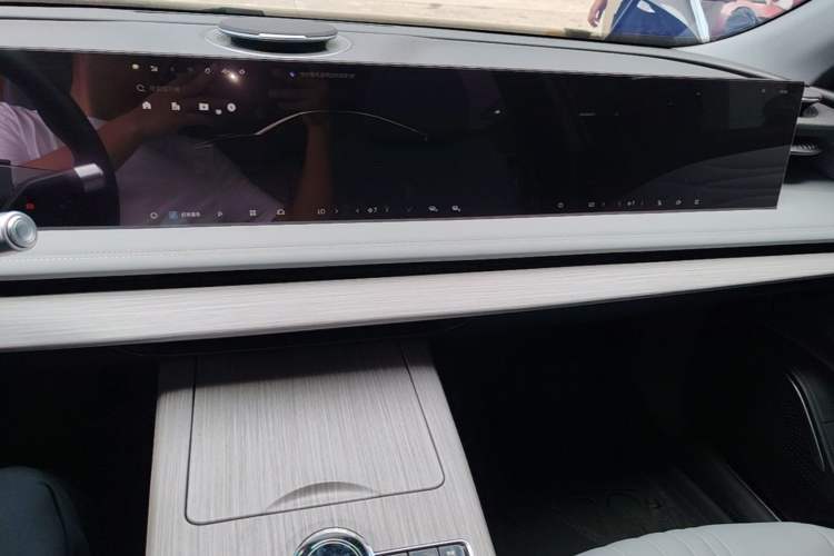 Used Geely Galaxy E8 2024 550 km Range Rear-Drive Dragon Edition Center Console