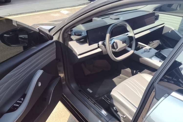 Used Geely Galaxy E8 2024 665 km Range Rear-Drive Starship Long-Range Version Driver Seat