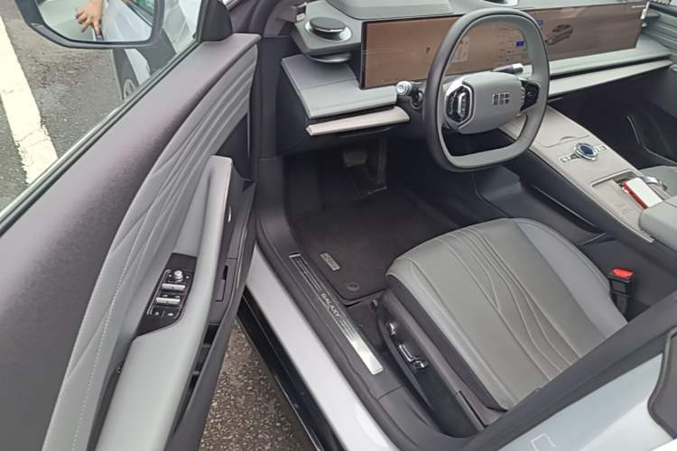 Used Geely Galaxy E8 2024 665 km Range Rear-Drive Starship Long-Range Version Driver Seat
