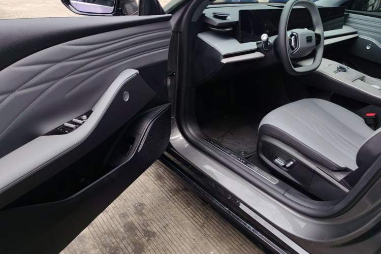 Used Geely Galaxy E8 2024 550 km Range Rear-Drive Dragon Edition Driver Seat