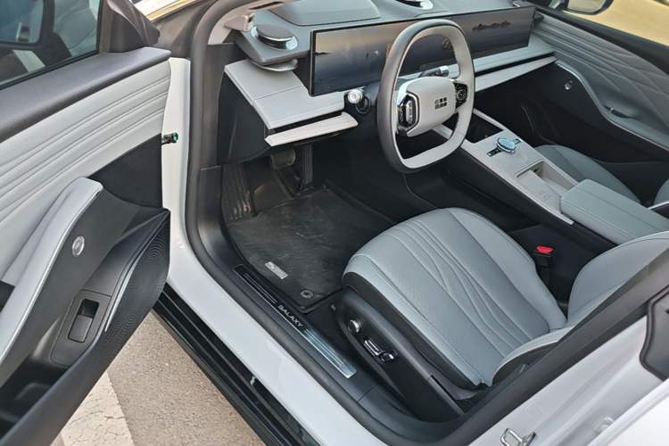 Used Geely Galaxy E8 2024 665 km Range Rear-Drive Starship Long-Range Version Driver Seat