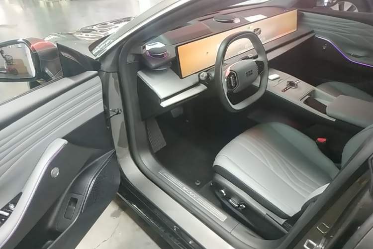 Used Geely Galaxy E8 2024 665 km Range Rear-Drive Starship Long-Range Version Driver Seat