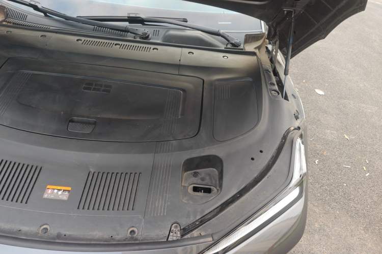 Used Geely Galaxy E8 2024 550 km Range Rear-Wheel-Drive PRO Engine Bay Left