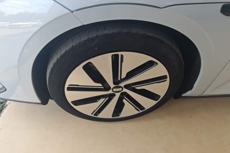Used Geely Galaxy E8 2024 550 km Range Rear-Drive MAX Exterior 2