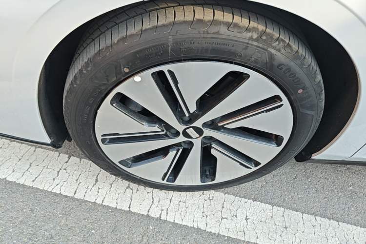 Used Geely Galaxy E8 2024 665 km Range Rear-Drive Starship Long-Range Version Exterior 2