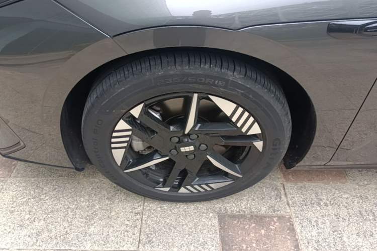 Used Geely Galaxy E8 2024 550 km Range Rear-Wheel-Drive PRO Exterior 4