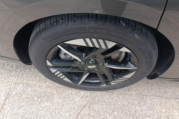 Used Geely Galaxy E8 2024 550 km Range Rear-Wheel-Drive PRO Exterior 5