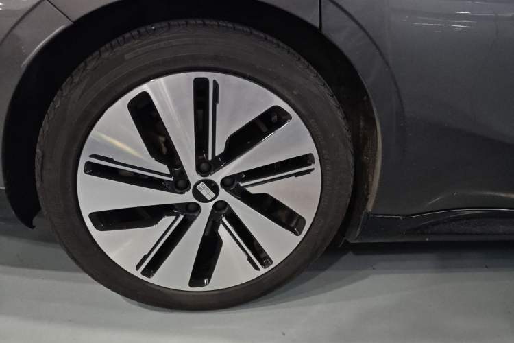 Used Geely Galaxy E8 2024 550 km Range Rear-Drive MAX Exterior 5