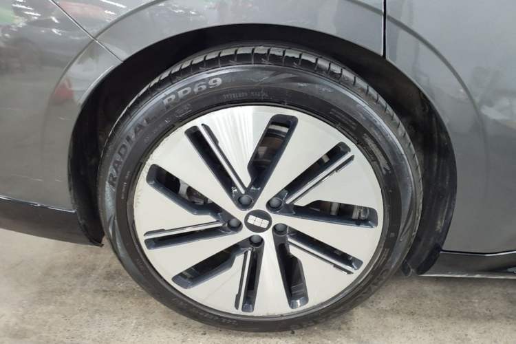 Used Geely Galaxy E8 2024 550 km Range Rear-Drive MAX Exterior 5