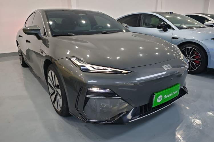 Used Geely Galaxy E8 2024 665 km Range Rear-Drive Starship Long-Range Version Front Right 45 Deg