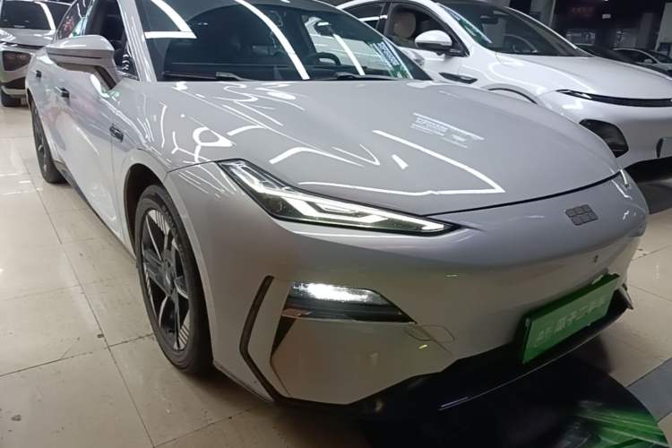 Used Geely Galaxy E8 2024 550 km Range Rear-Drive Dragon Edition Front Right 45 Deg