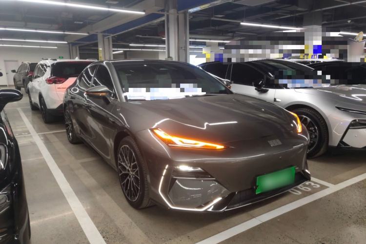 Used Geely Galaxy E8 2024 620 km All-Wheel-Drive Starship Performance Edition Front Right 45 Deg