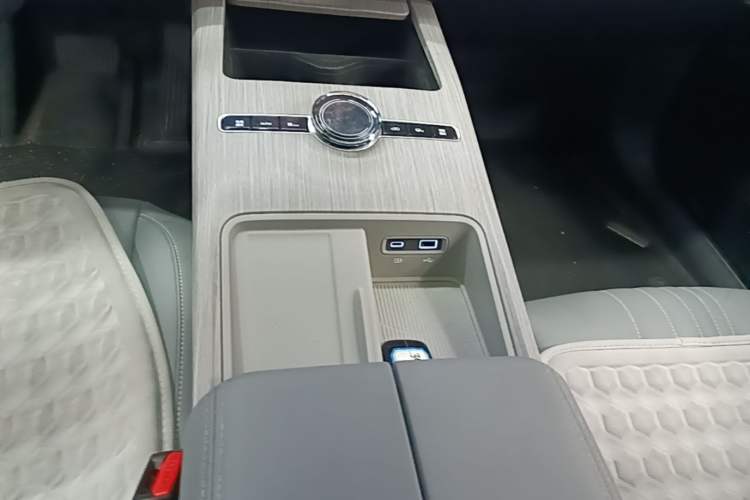 Used Geely Galaxy E8 2024 550 km Range Rear-Drive Dragon Edition Gear Lever