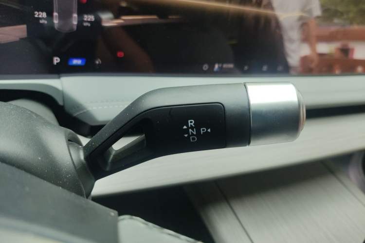 Used Geely Galaxy E8 2024 550 km Range Rear-Drive MAX Gear Lever