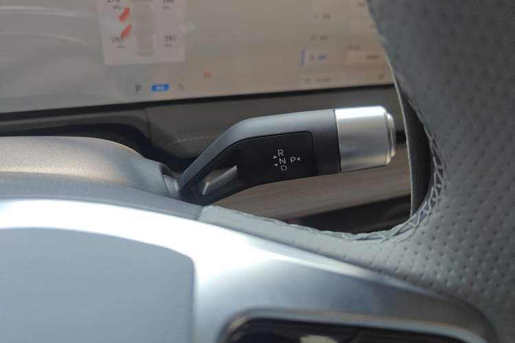Used Geely Galaxy E8 2024 550 km Range Rear-Wheel-Drive PRO Gear Lever