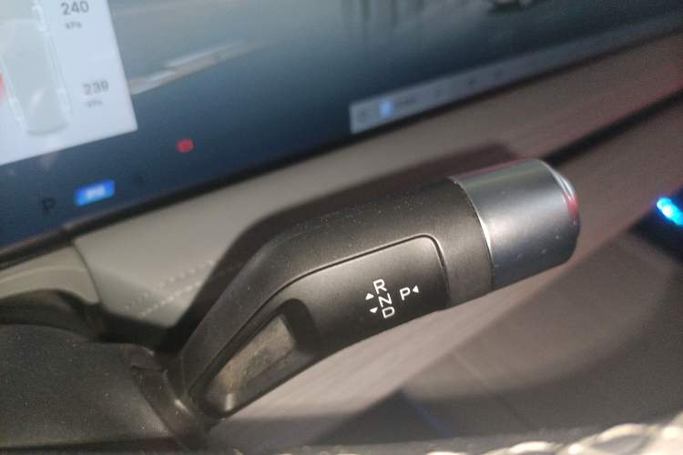 Used Geely Galaxy E8 2024 550 km Range Rear-Wheel-Drive PRO Gear Lever