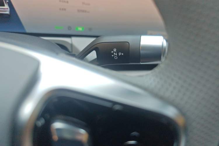 Used Geely Galaxy E8 2024 550 km Range Rear-Wheel-Drive PRO Gear Lever