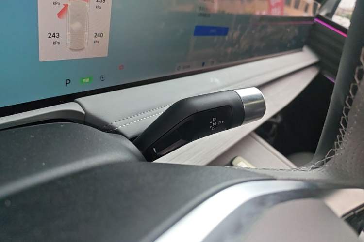 Used Geely Galaxy E8 2024 550 km Range Rear-Wheel-Drive PRO Gear Lever