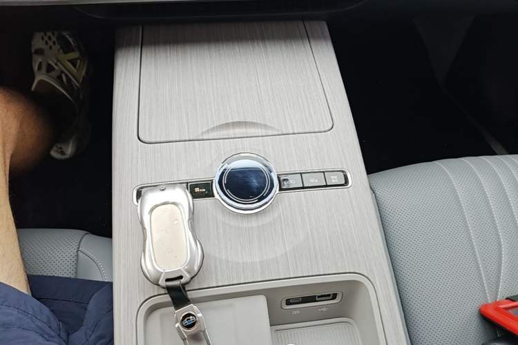 Used Geely Galaxy E8 2024 665 km Range Rear-Drive Starship Long-Range Version Gear Lever