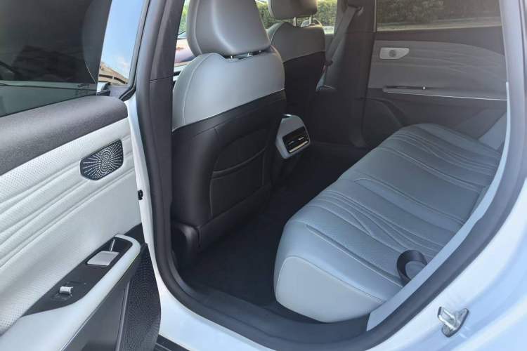 Used Geely Galaxy E8 2024 665 km Range Rear-Drive Starship Long-Range Version Interior 12