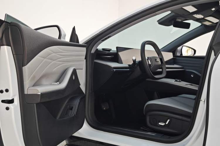 Used Geely Galaxy E8 2024 550 km Range Rear-Wheel-Drive PRO Interior 12